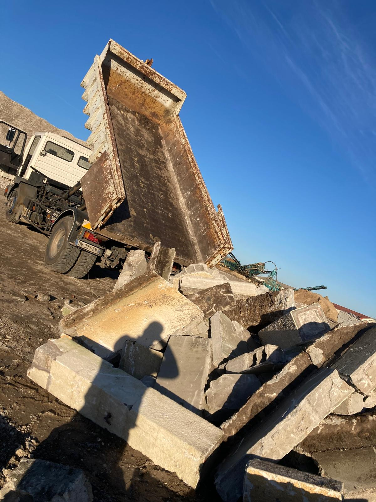 Camion avec benne levée pour évacuation des gravats