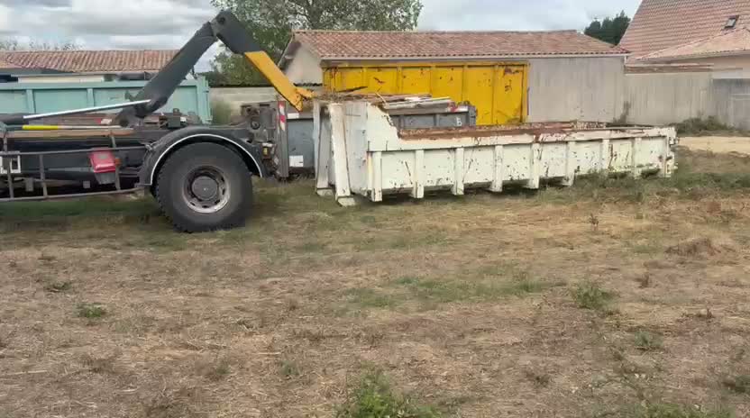 Camion en cours de manutention d’une benne